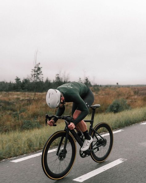 Components Of Fitness, Cycling Men, How To Get Faster, Cycling Inspiration, Cycling Pictures, Get Faster, Bike Aesthetic, Cycling Photography, Muscular Endurance