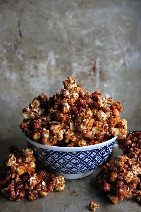 Sriracha-Honey Popcorn Clusters Honey Popcorn, Perfect Popcorn, Popcorn Treats, Tasty Desserts, Fall Entertaining, Popcorn Recipes, Allergy Free Recipes, Caramel Popcorn, Halloween Food