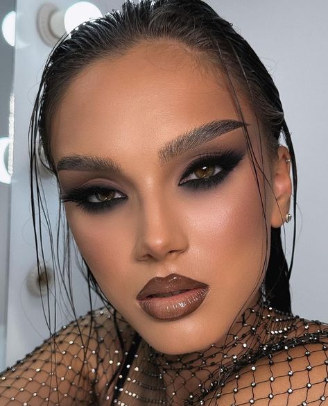 Black Winged Smokey Eye, Gigi Hadid Smokey Eye, Black Dramatic Eye Makeup, Masquerade Makeup Look, Dramatic Black Makeup, Diva Makeup Look, Day To Night Makeup Looks, Soft Goth Glam, Edgy Wedding Makeup