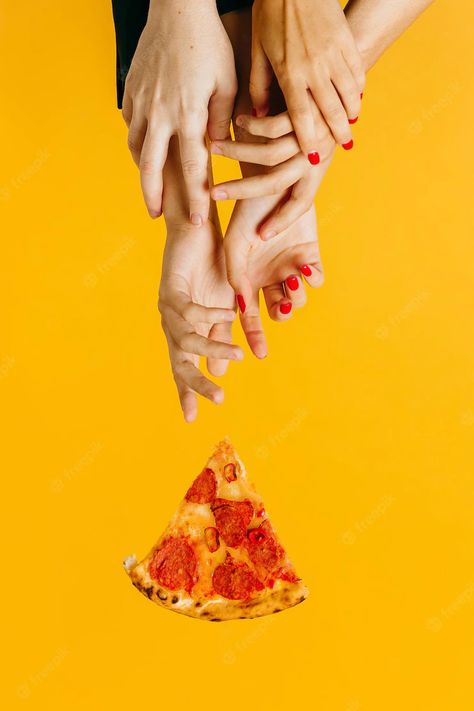 Creative Pizza Photography, Creative Pizza Ads, Food Advertising Design Creative, Pizza Advertising Creative, Fast Food Photoshoot, Food Ads Creative Advertising Ideas, Pizza Creative Ads, Food Creative Post, Fast Food Ads