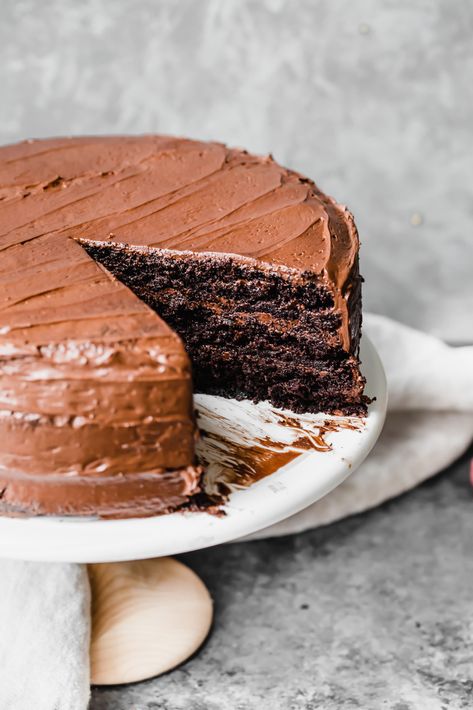 chocolate cake with frosting on a cake platter Gluten Free Chocolate Cake Recipe, Paleo Chocolate Cake, Paleo Cake, Pastas Recipes, Gluten Free Chocolate Cake, Peach Recipes, Cake Platter, Mini Pizzas, Pasta Primavera