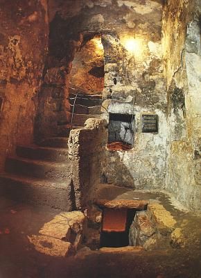 Tumba de Lázaro, Interior en Betania, Jerusalén, Israel. Es un lugar tradicional de peregrinación situado en la ciudad cisjordana de al-Eizariya, tradicionalmente identificada como la aldea bíblica de Betania, en la ladera suroriental del Monte de los Olivos, a unos 2,4 kilómetros al este de Jerusalén. La tumba es el supuesto sitio de un milagro registrado en el Evangelio de Juan en el que Jesús resucita a Lázaro. Orthodox Beauty, Saint Lazarus, Biblical History, Terra Santa, Sacred Sites, Mount Of Olives, Big Town, Grave Markers, Bible History