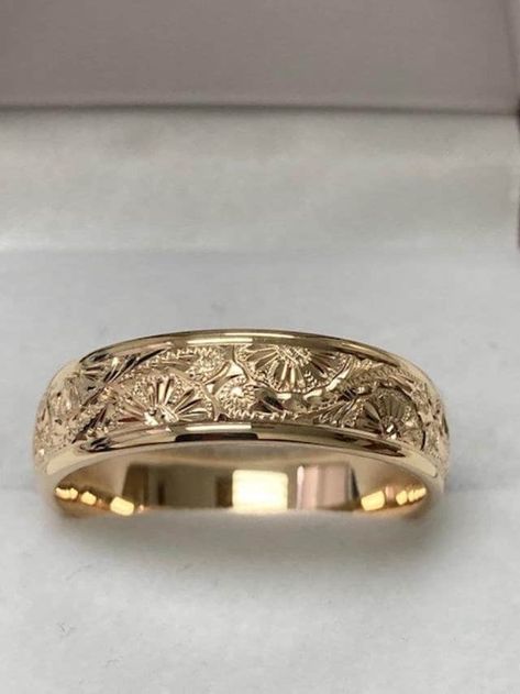 Yellow gold wedding ring