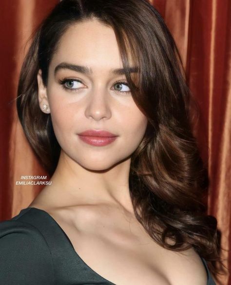 (18) World of Emilia on Twitter: "Emilia Clarke... #emiliaclarke #emilia #actress #beauty #beautiful #cute https://t.co/ompADtHQUM" / Twitter Emilia Clarke Dark Hair, Emilia Clarke Brown Hair, Emilia Clarke Hair, Brunette Actresses, Actrices Hollywood, Emilia Clarke, Pretty Eyes, Hollywood Celebrities, Celebrity Look