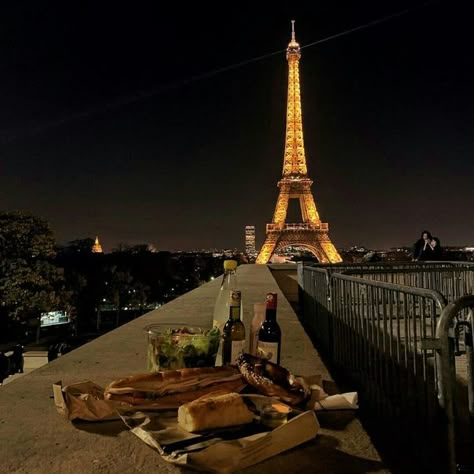 Valentines Day Paris, Living In Paris Aesthetic, Paris Valentines Day, Wine In Paris, Paris Moodboard, Honeymoon In Paris, Paris Vibe, Paris Nightlife, Paris Weekend