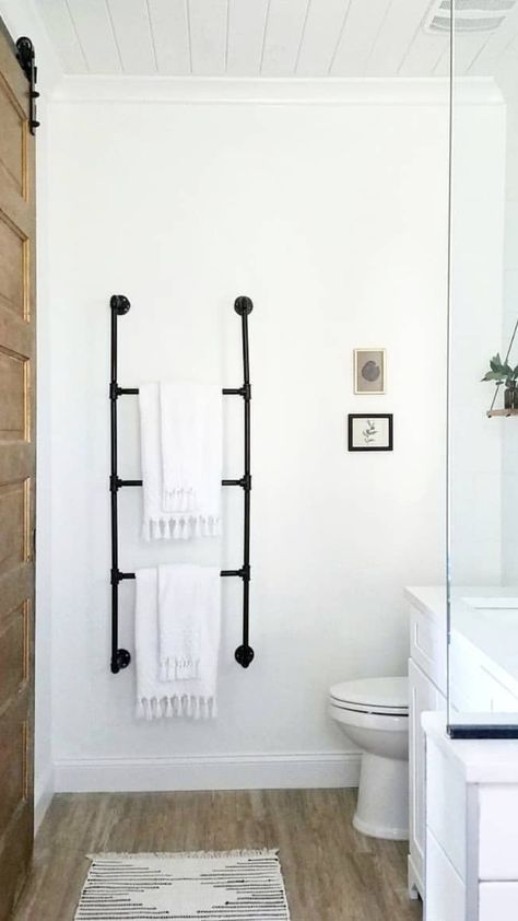 Bathroom Towel Ideas Hanging, Towel Hanging Ideas Bathroom, Towel Rack Bathroom Hanging Ideas, Bathroom Towel Hanging Ideas, Bathroom Towel Hanging, Toilet Towel Rack, Bathroom Towel Rack Ideas, Ladder Bathroom, Towel Hanging Ideas