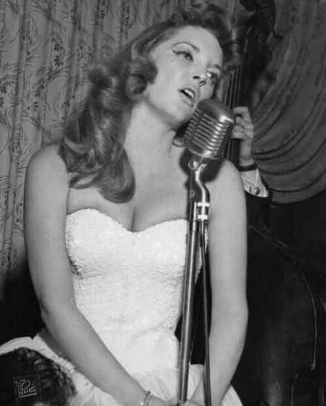 Julie London 50s Music, Cry Me A River, Julie London, Wedding Playlist, Medical Drama, My Funny Valentine, Rock N’roll, Actrices Hollywood, Jazz Blues