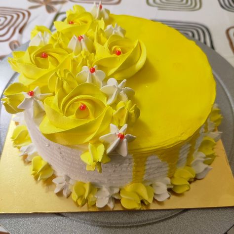 I decorated this Pineapple cake with whipped cream and on top of it its glaze. Pineapple Flavour Cake, Pineapple Cake Decoration, Cake With Whipped Cream, Pineapple Cake, Pose Style, Doll Cake, Yellow Cake, Cake Icing, Photo Pose Style