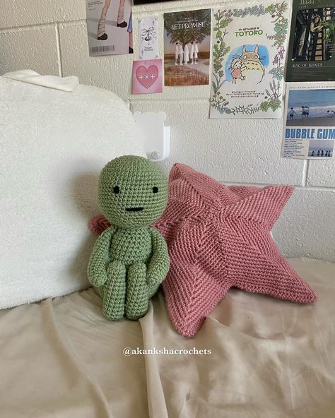 🌷🍵 my college bed area <3 i crocheted this smiski plush & star pillow for my bed in my dorm room and i love them so much ☹️🫶 also swipe to see my wall decor that i finally put up!! i’m currently working on writing a pattern for this smiski plush so let me know if you’re interested in that so i can decide whether to prioritize it 💗 #crochet #smiski #smiskiusa #ｓｍｉｓｋｉ #smiski_japan #smiskithailand #smiskis #smiskicollection #smiski_fan #smiskifigures #smiskijapan #crochetinspiration #crocheti... Crochet Smiski, College Bed, My Dorm Room, Star Pillow, Crochet Fairy, I Love Them So Much, Crochet Stars, On Writing, Crochet Stitches For Beginners