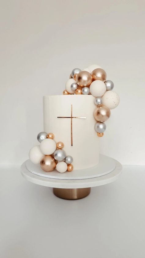 Baptist Cakes, First Communion Cake Boy, White And Gold Baby Shower Cake, Communion Cakes For Boys, Gold And Silver Cake, Cross Cake Decorating Ideas, White Confirmation Cake, Cake For First Communion, White Baptism Cake