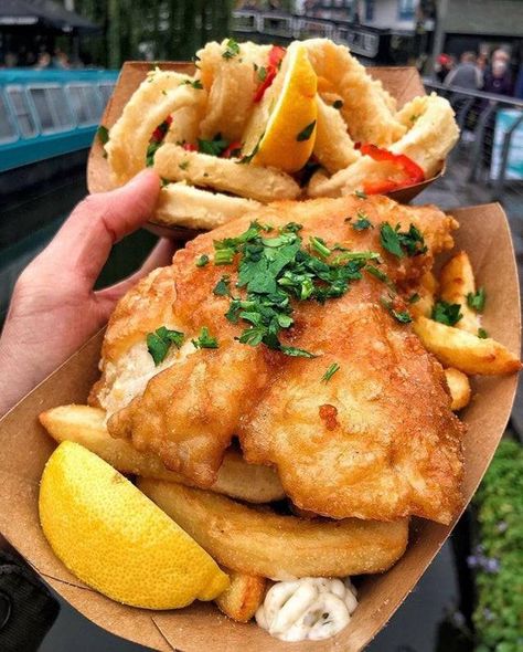 Fish And Chips Photography, Fish And Chips Takeaway, Calamari Rings, Sweet And Spicy Shrimp, Eating Photography, Fish N Chips Recipe, Salmon Burger, Fish Burger, Beach Food