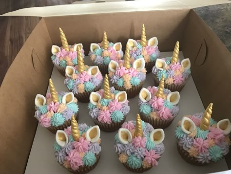 Unicorn cupcakes Cupcakes Decoration Unicorn, Unicorn Cake Cupcake, Unicorn Birthday Desserts, Simple Unicorn Cupcakes, Unicorn Desserts Easy, 1st Birthday Party Unicorn Theme, Pastel Unicorn Cupcakes, Unicorn Bday Decorations, Unicorn Sweets