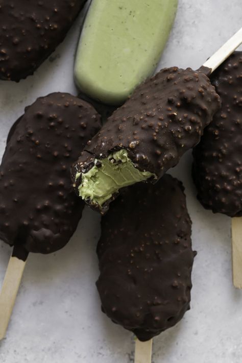 Creamy Avocado Mint Chocolate Ice Cream Bars Magnum Ice Cream Bars, Ice Cream Bar Recipe, Frozen Ice Cream, Mint Chocolate Ice Cream, Magnum Ice Cream, Avocado Ice Cream, Matcha Ice Cream, Ice Cream Bars, Chocolate Fan