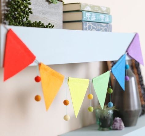 Add color in a snap: How to make a banner from felt Felt Banners Diy, Diy Felt Banner Garland, Diy Felt Banner, Felt Bunting Diy, How To Make A Banner, Diy Felt Bunting, Felt Garland Diy, Diy Felt Flag Banner, Felt Banner Diy