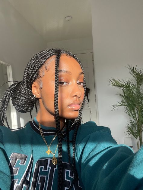 Space Buns Braided Black Women, Box Braid Low Bun Styles, Box Braids Low Bun Hairstyles, Space Buns Braids Black Women, Space Buns On Braids, Space Buns Box Braids Tutorial, Low Bun With Braids Black Women, Space Buns With Knotless Braids, Space Bun With Braids