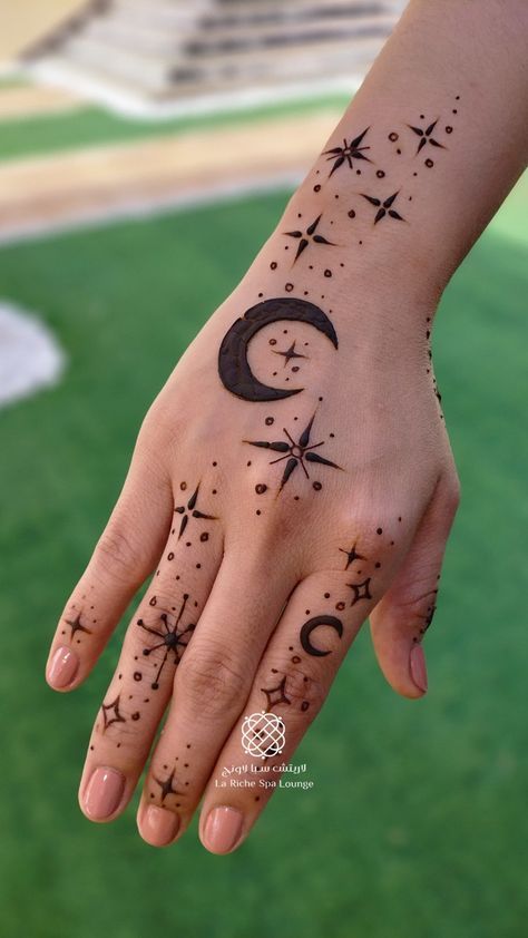 Henna Designs Moon And Stars, Easy Simple Henna Designs For Eid, Elements Hand Tattoo, Witchy Henna Designs, Goth Henna, Star Henna Designs, Henna Inspo Simple, Stylish Henna Designs, Henna Tattoos For Women