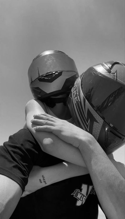 Bike Couple, Biker Couple, Motorcycle Couple, Motocross Love, Bike Aesthetic, Motorcycle Aesthetic, Biker Aesthetic, Biker Love, Shotting Photo