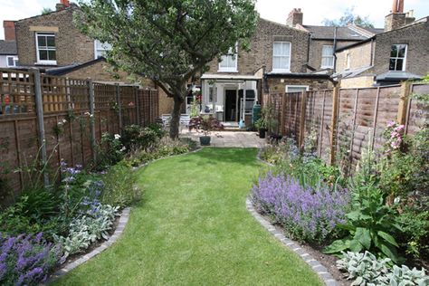 Terrace House Garden Ideas, Garden Ideas Terraced House, Terrace House Garden, Terraced House Garden, London Terrace House, Curved Patio, Terrace Garden Ideas, Narrow Garden, House Backyard