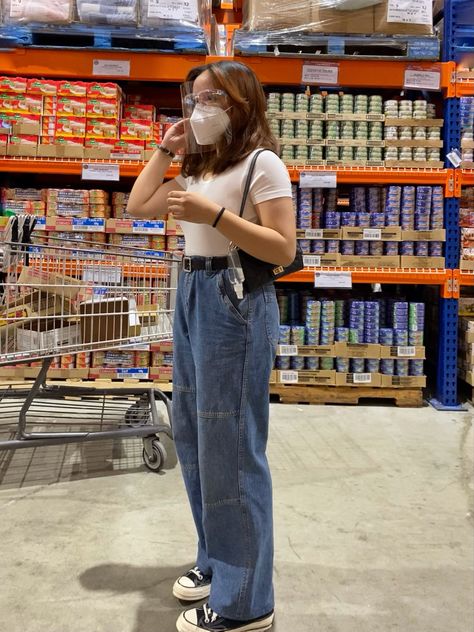 You’ll never go wrong with white top and baggy pants 😉👍🏼 #jeansoutfit #baggypantsforwomen #whitetshirt #grocerystore #groceryphotoshoot #converse #aesthetic follow me on instagram: @dmv.g Baggy Pants Fitted Top, Fitted Top Baggy Pants, Baggy Pants Small Top, Tight Top Baggy Pants Outfit, Baggy Pants Tight Shirt Outfit, Top And Baggy Pants, Tight Shirt Outfit, Baggy Pants Outfit, Baggy Pants Women