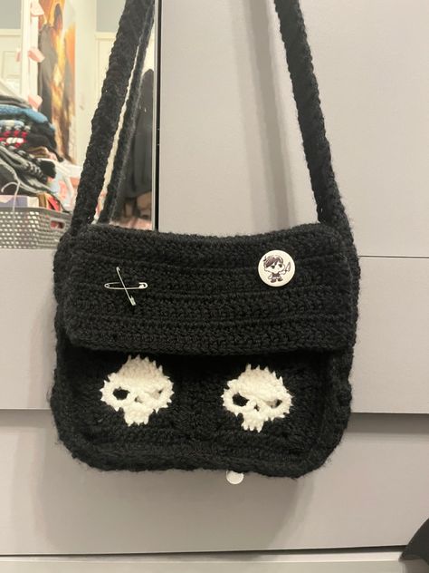 skull, omori, skulls, messenger bag, crochet, crochet inspiration, crochet messenger bag, crochet bag, tote bag, crochet ideas, crochet bag ideas, sunny, omori bag, omori merch, grunge, goth, alternative Cute Accessories Alt, Black Crochet Messenger Bag, Skull Messenger Bag Crochet, Messager Bags Crochet, Crochet Bag Style, Crochet Dark Aesthetic, Alt Crochet Patterns Free, Crochet Coffin Bag Pattern Free, Black Bag Crochet