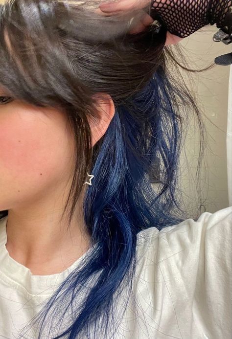 Hair Dye Reference, Wavy Hair Bangs, Layered Wavy Hair, Dark Blue Hair, Androgynous Hair, Hair Color Underneath, Peekaboo Hair, Dyed Hair Inspiration, Hair Dye Ideas