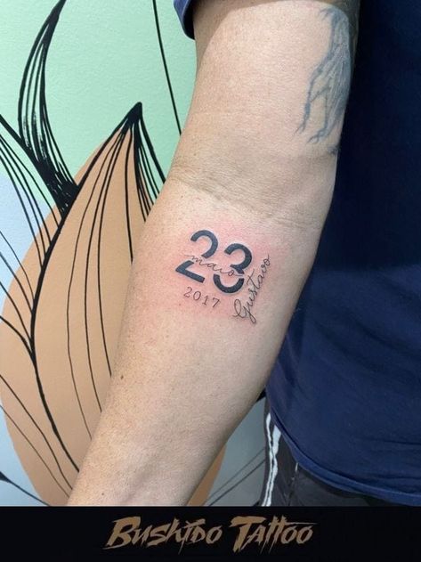 Birthday Tattoo Design, Tattoo Nome, Remember Tattoo, Birthdate Tattoo, Brother And Sister Tattoo Ideas, Sister Tattoo Ideas, Henna Inspired Tattoos, Armband Tattoos, Birthday Tattoo