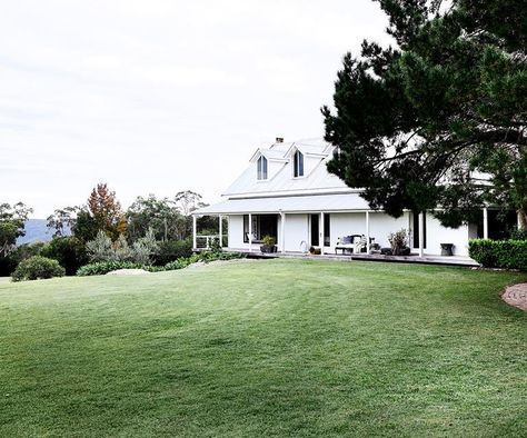 Country Home Exterior, Mid Century Apartment, Stradbroke Island, Modern Rustic Homes, Two Storey House, Functional Home, Contemporary Apartment, Australian Homes, Modern Country