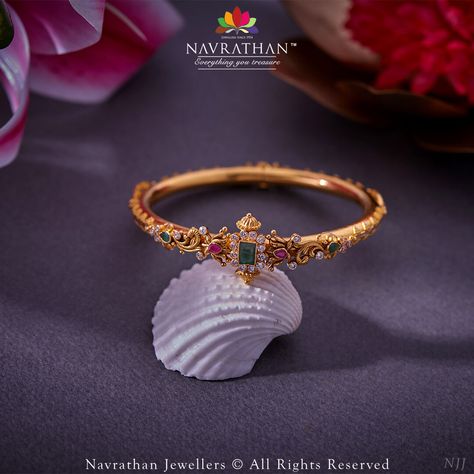 Kankanam Bangles Gold, Kada Bangles Gold Design, Gold Kada Design For Women, Bangles Jewelry Designs Gold, Gold Jewelry Prom, Kada Bangles, Gold Kada, Gold Jewels Design, Neck Pieces Jewelry