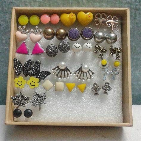 DIY stud earrings organiser ❤️ Some old cardboard box with some foam sheet cut and fixed in it and Voila!!! Made a ring holder using the… Diy Earring Holder For Studs, Earrings Organiser, Diy Earrings Box, Homemade Jewelry Holder, Diy Jewelry Organizer Box, Diy Stud Earrings, Diy Jewelry Stand, Stud Earring Organizer, Diy Earring Holder