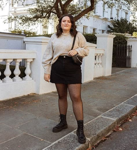 Plus Size Mini Skirt Outfit, Curvy Winter Outfits, Black Skirt Outfits, New York Outfits, Midsize Outfits, Plus Size Fall Outfit, Winter Skirt Outfit, Simple Fall Outfits, Miniskirt Outfits