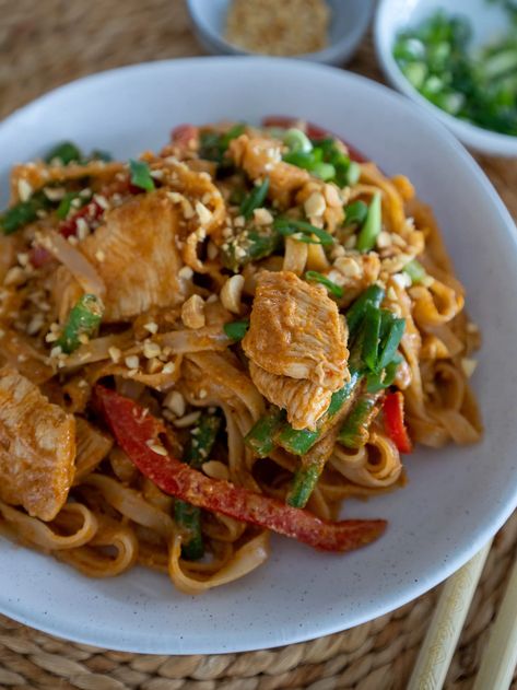 Chicken Recipes Simple, Red Curry Noodles, Coconut Noodles, Bacon Mushroom Pasta, Crispy Roasted Chicken, Beef Massaman, Homemade Chilli, Curry Coconut, Red Curry Sauce