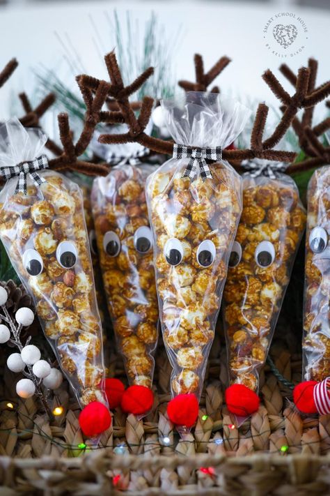 Joululahjat Diy, Christmas Candy Crafts, Ren Geyiği, Christmas Chandelier, Christmas Popcorn, Christmas Candy Gifts, Christmas Homescreen, Christmas Treat Bags, Cracker Jack