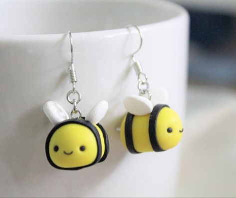 Bee Made Out Of Clay, Cute Bee Earrings, Clay Art Design Ideas, Bee Earrings Diy, Bee Clay Art, Bee Earrings Clay, Bee Polymer Clay Earrings, Clay Bee Earrings, Soft Clay Ideas Easy