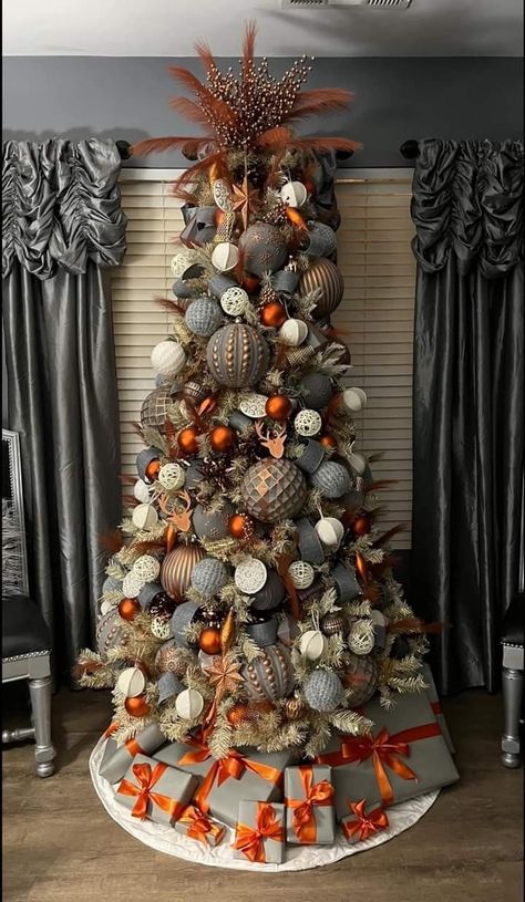 Orange Christmas Decor, Turquoise Christmas Tree, Orange Christmas Tree, Christmas Tree Colour Scheme, Grey Christmas Tree, Glam Christmas Tree, Copper Christmas, Christmas Tree Decorating Themes, Orange Christmas