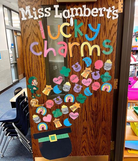 Student Made Classroom Decor, Classroom Door With Names, Teaching Organization Elementary, Vocab Bulletin Board Ideas, Elementary Teacher Organization, Ece Classroom Ideas, Elementary Classroom Themes Colorful, Uno Bulletin Board Ideas, Kindergarten Themes Classroom