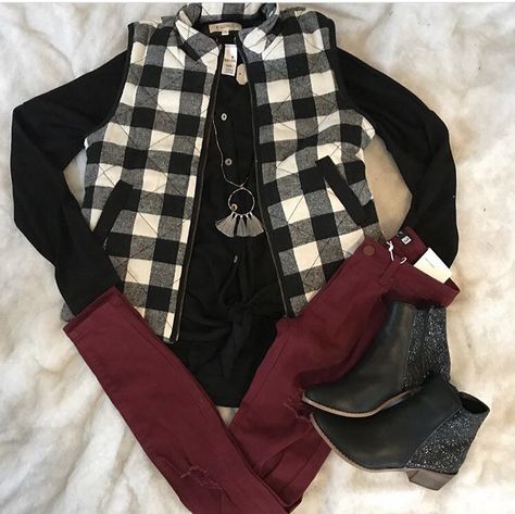 Black And White Plaid Vest Outfit, Black And White Buffalo Plaid Outfit, Black And White Plaid Cardigan Outfit, Black And White Plaid Family Pictures, Check Vest Outfit, Black And White Vest Outfit, Buffalo Check Vest Outfit, Buffalo Plaid Vest Outfit, Black And White Plaid Shirt Outfit