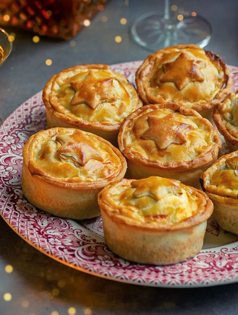 Mini Beef Brisket Pies - with a delicious gravy dip Mini Beef Pies, Brisket Jalapeño And Cheese Pot Pie, British Recipes Dinner, Brisket Pot Pie, Brisket Pie, Meat Pies Recipes, Meat Pie Recipes, Mini Meat Pies, Miniature Pies