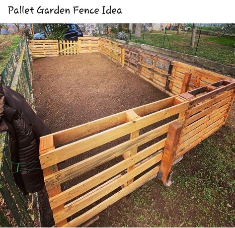 Easy Pallet Fence Diy, Garden Pallet Fence, Fence Made Out Of Pallets, Palette Fence, Pallet Garden Fence, Huerta En Casa Ideas, Pallet Fences, Pallet Fence Diy, Wood Pallet Fence