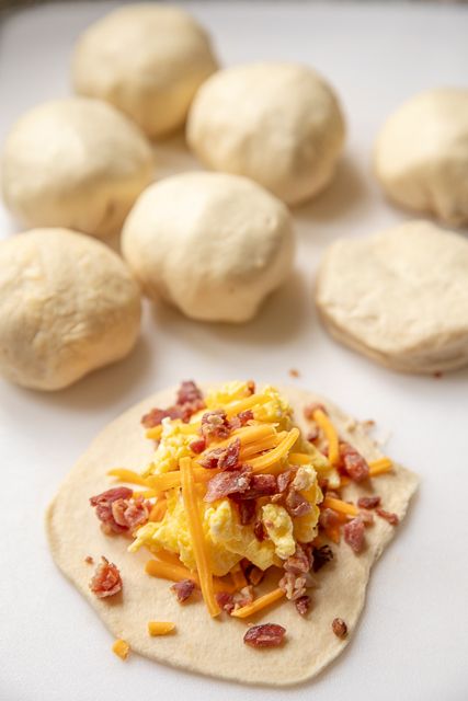 Easy Breakfast With Biscuits, Biscuits Eggs And Bacon, Sweet Breakfast Biscuits, Refrigerator Biscuit Recipes Breakfast, Breakfast Biscuits Ideas, Breakfast With Biscuits Ideas, Stuffed Breakfast Biscuits, Breakfast Biscuits Sandwich, Stuffed Biscuits Breakfast