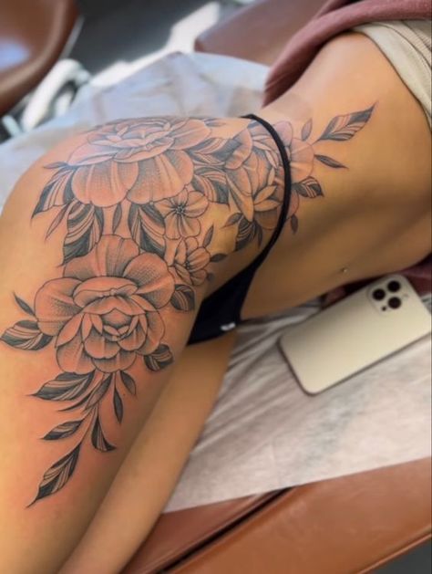 Thigh Piece Tattoos, Side Tattoos Women, Side Thigh Tattoos, Cute Thigh Tattoos, Flower Thigh Tattoos, Hip Thigh Tattoos, Hip Tattoos Women, Tasteful Tattoos, Tattoos For Black Skin