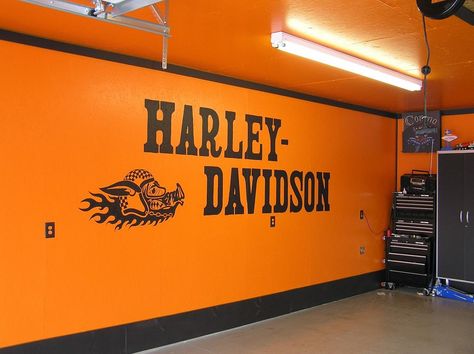 Harley Davidson Garage Ideas, Orange Garage, Harley Garage, Biker Garage, Room Painting Ideas, Officine In Garage, Harley Davidson Decor, Garage Paint, Man Garage