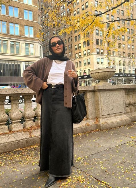 @thatgirlyusra Denim Skirt Outfit, Estilo Hijab, Jean Skirt Outfits, Hijabi Fits, Black Jean Skirt, Stile Hijab, Maxi Skirt Outfits, Hijabi Outfits Casual, Sweater Trends