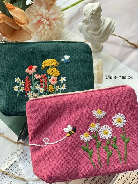 Compact and sophisticated, this hand-embroidered wallet from Olala Mia will be very convenient to put in your daily backpack or bag.  #olalamia #HandmadeBags #EmbroideredBags Hand Embroidery Bags Patterns, Embroidered Pouch Bags, Embroidery Bags Design, Pouch Bag Design, Embroidery Wallet, Purse Embroidery, Nurse Drawing, Embroidered Wallet, Daily Backpack