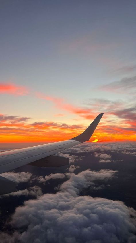 Airplane Window View, Airplane Wallpaper, Airport Aesthetic, Travel Picture Ideas, Airplane Photography, Pinterest Photography, Airplane Window, Photography Sunset, Pretty Landscapes