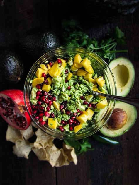 Mango-Pomegranate Guacamole Pomegranate Guacamole, Mango Guacamole, Avocado Dessert, Munnar, Appetizers For Party, Raw Food Recipes, Appetizer Snacks, Avocado Toast, Guacamole