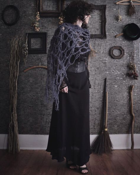 🕸 𝒪𝓊𝓇 𝒲𝒾𝒹𝑜𝓌 🕸 (@ourwidow) • Instagram photos and videos Goth Knitting, Knitting Patterns Scarf, Knitting For Dummies, Non Binary Outfits, Goth Witch, Scarf Knitting Pattern, Crochet Skirt Pattern, Scarf Knitting, Victorian Clothing