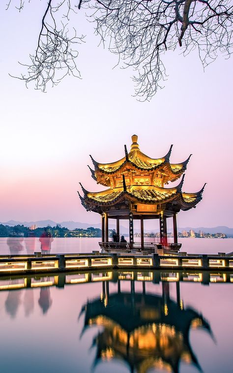 Hangzhou West Lake, China School, China Pagoda, China Aesthetic, Chinese Places, Chinese Buddhism, Study In China, China Spring, Holiday China