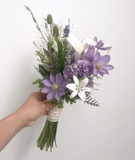 Small Flower Boquettes, Mini Bouquet Bridesmaid, Simple Boquet Designs, Bouqette Of Flowers, Small Bouquet Ideas, Petunia Bouquet, Minimal Flower Bouquet, Violet Flower Bouquet, Natural Flower Bouquet