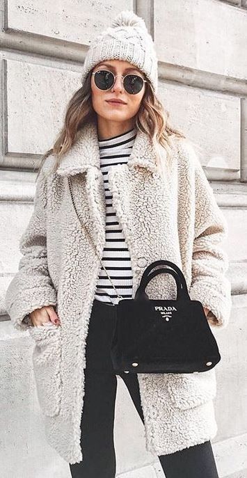 This teddy coat outfit idea is so cute for winter! Vinter Mode Outfits, Teddy Coat Outfit, Mantel Outfit, Beanie Outfit, Mode Shoes, Street Style 2018, Mode Tips, Coat Outfit, Blazer Outfit