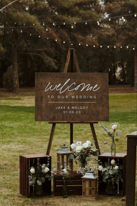 Entrance To Outdoor Wedding, Country Wedding Welcome Sign, Wedding Ideas Entrance, Western Style Wedding Decorations, Wedding Welcome Sign Pallet, Rustic Boho Wedding Theme, Wedding Welcome Sign Rustic, Western Wedding Welcome Sign, Hay Bail Wedding